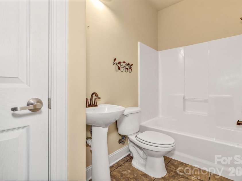 387 Goodview Drive, Hendersonville, NC 28792.  MLS# CAR4335781, YatesRealty ID 4874. 