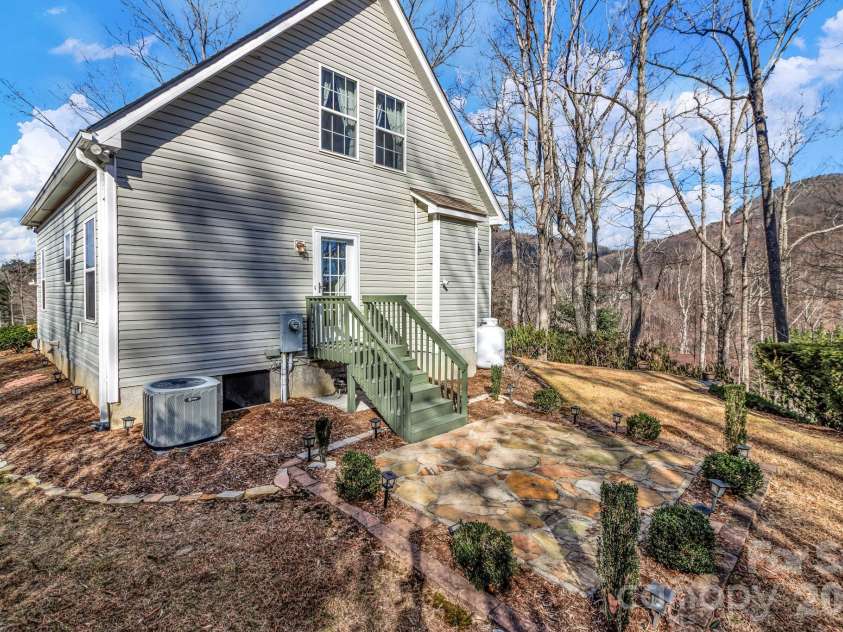 387 Goodview Drive, Hendersonville, NC 28792.  MLS# CAR4335781, YatesRealty ID 4874. 