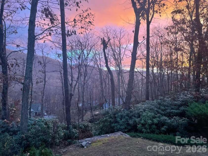 387 Goodview Drive, Hendersonville, NC 28792.  MLS# CAR4335781, YatesRealty ID 4874. 