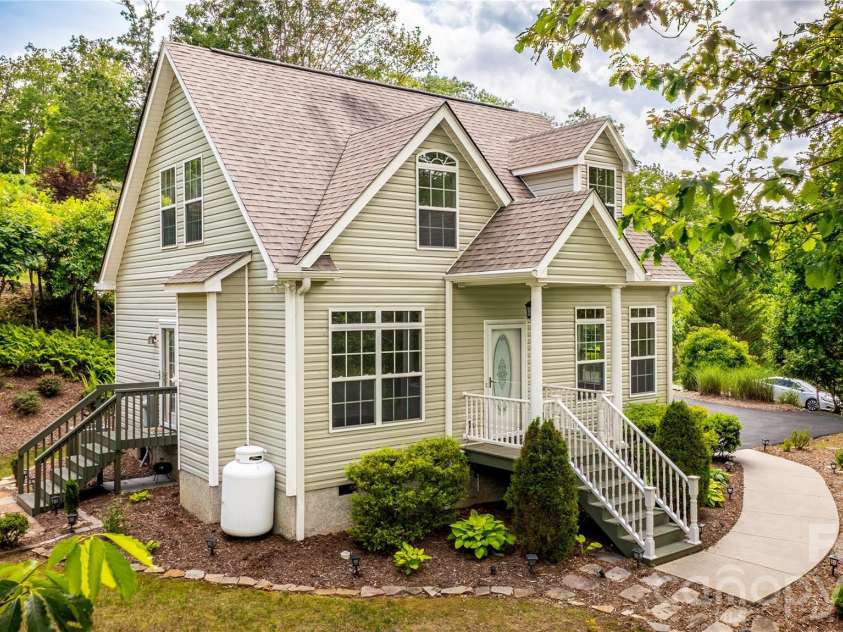 387 Goodview Drive, Hendersonville, NC 28792.  MLS# CAR4335781, YatesRealty ID 4874. 