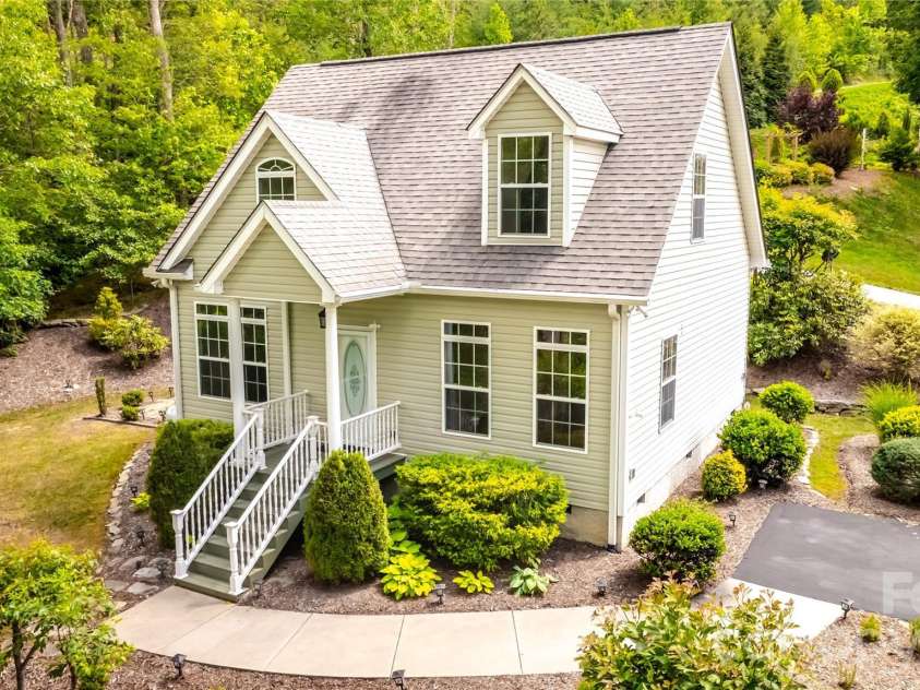 387 Goodview Drive, Hendersonville, NC 28792.  MLS# CAR4335781, YatesRealty ID 4874. 