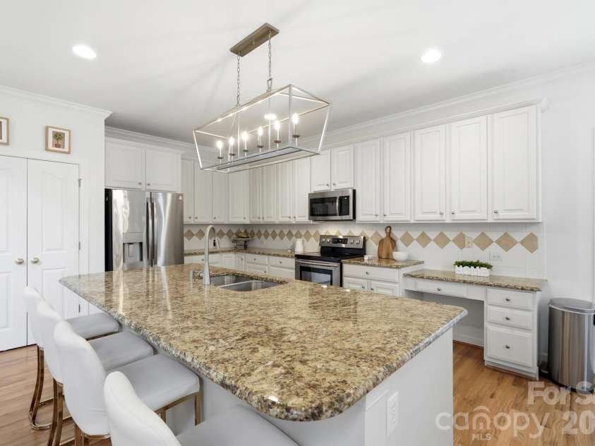 12424 Tantallon Court, Pineville, NC 28134.  MLS# CAR4420083, YatesRealty ID 48742. Upgraded Kitchen