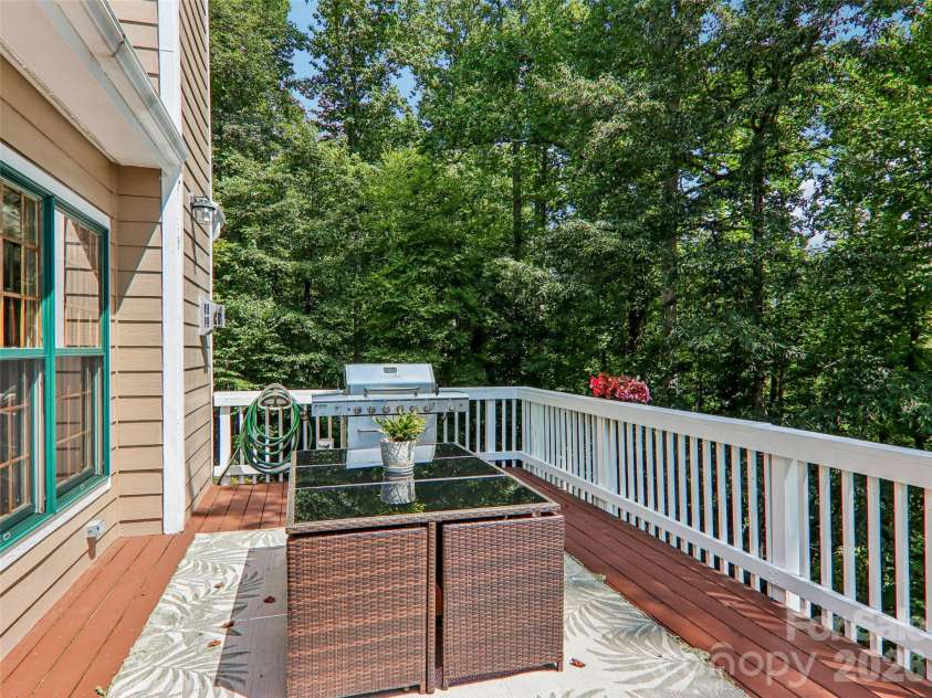 16 Hobe Crest, Hendersonville, NC 28792.  MLS# CAR4420313, YatesRealty ID 48745. 