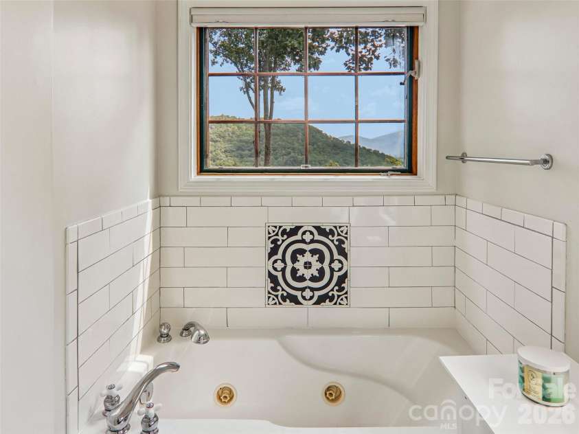 16 Hobe Crest, Hendersonville, NC 28792.  MLS# CAR4420313, YatesRealty ID 48745. Jetted tub
