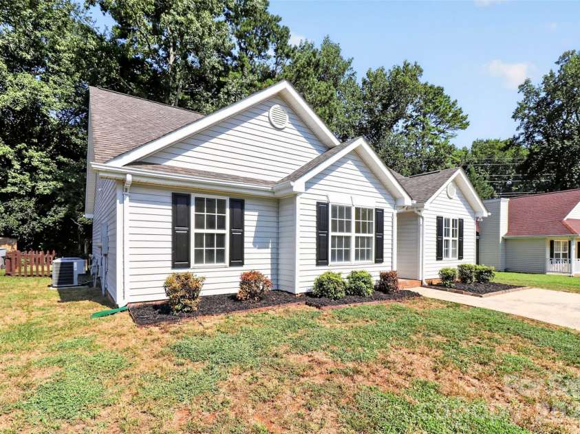 6111 Country Walk Drive, Charlotte, NC 28212.  MLS# CAR4420274, YatesRealty ID 48746. 