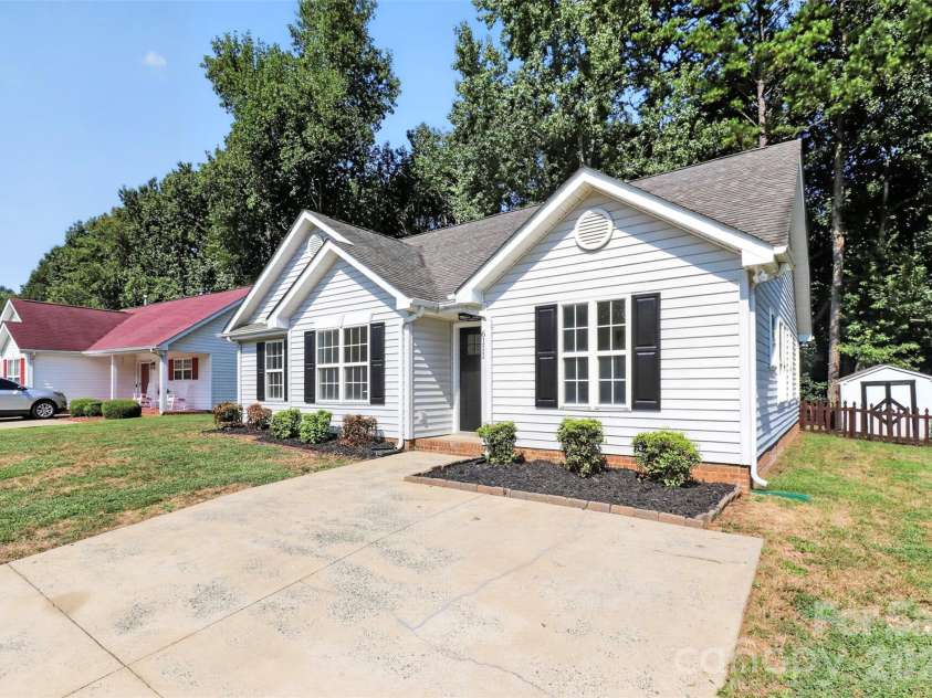 6111 Country Walk Drive, Charlotte, NC 28212.  MLS# CAR4420274, YatesRealty ID 48746. 