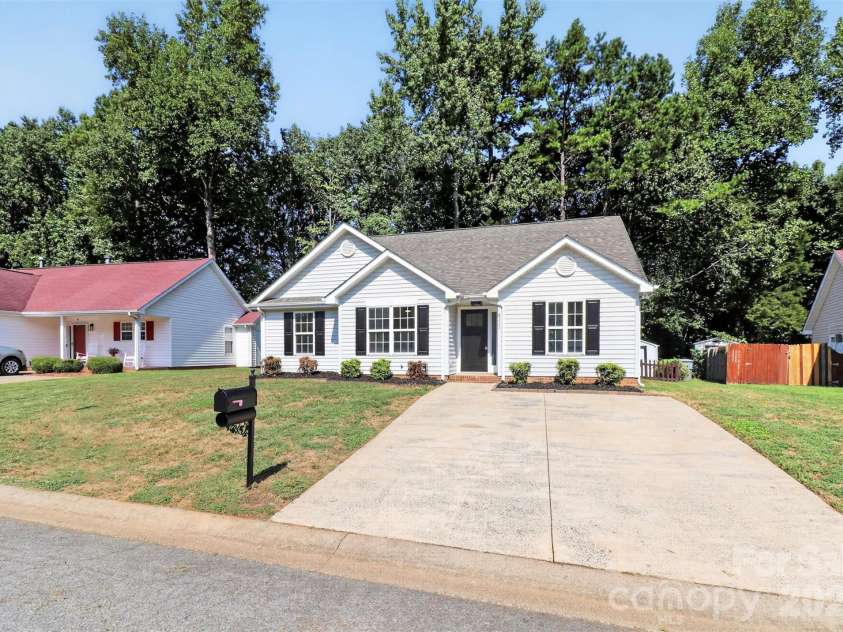 6111 Country Walk Drive, Charlotte, NC 28212.  MLS# CAR4420274, YatesRealty ID 48746. 