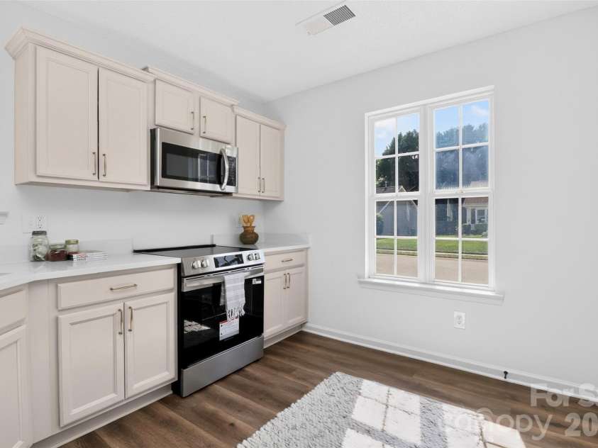 6111 Country Walk Drive, Charlotte, NC 28212.  MLS# CAR4420274, YatesRealty ID 48746. 