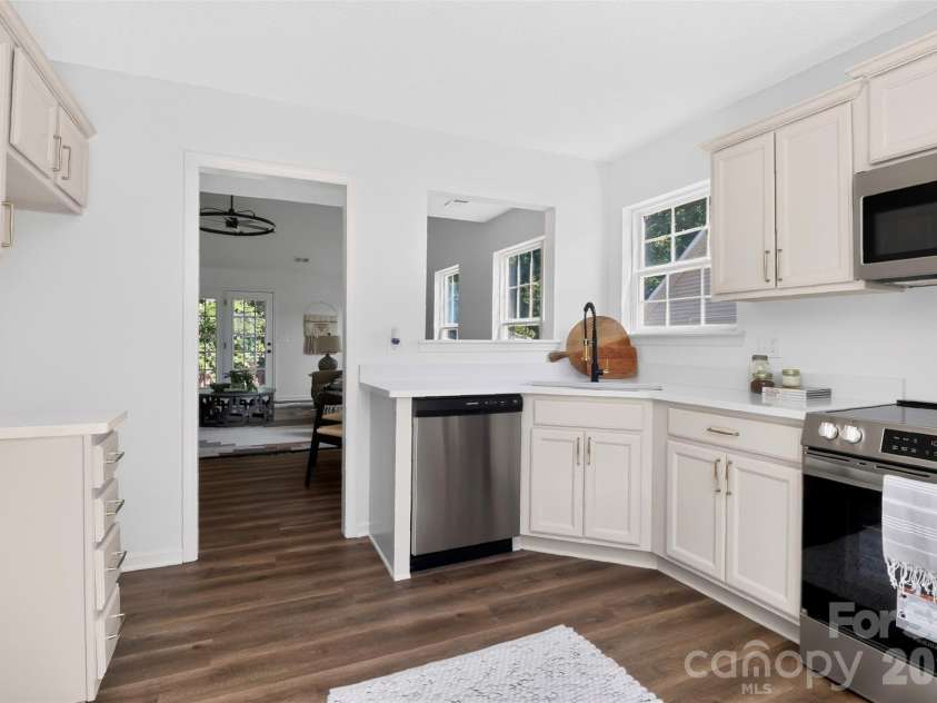 6111 Country Walk Drive, Charlotte, NC 28212.  MLS# CAR4420274, YatesRealty ID 48746. 