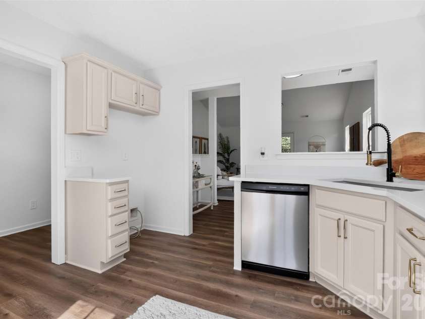 6111 Country Walk Drive, Charlotte, NC 28212.  MLS# CAR4420274, YatesRealty ID 48746. 