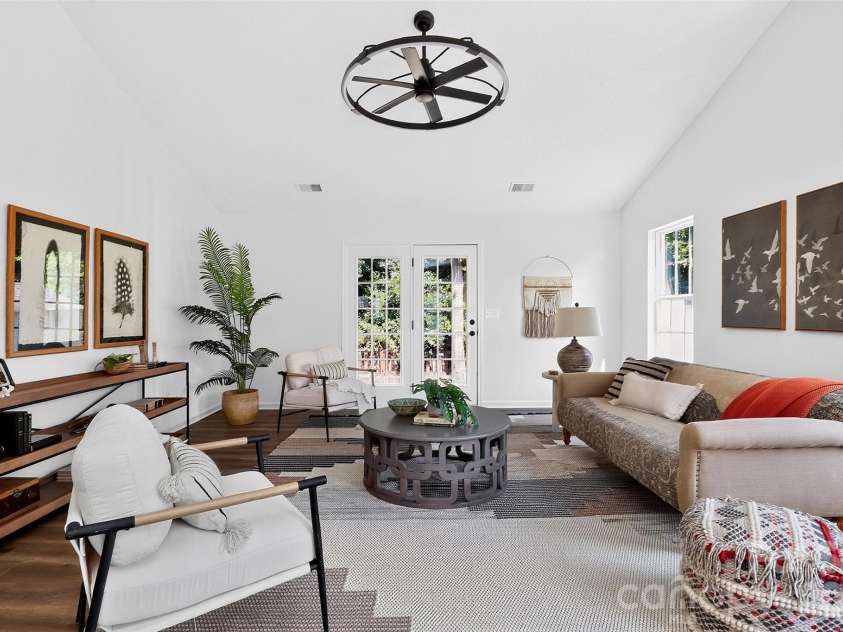 6111 Country Walk Drive, Charlotte, NC 28212.  MLS# CAR4420274, YatesRealty ID 48746. 