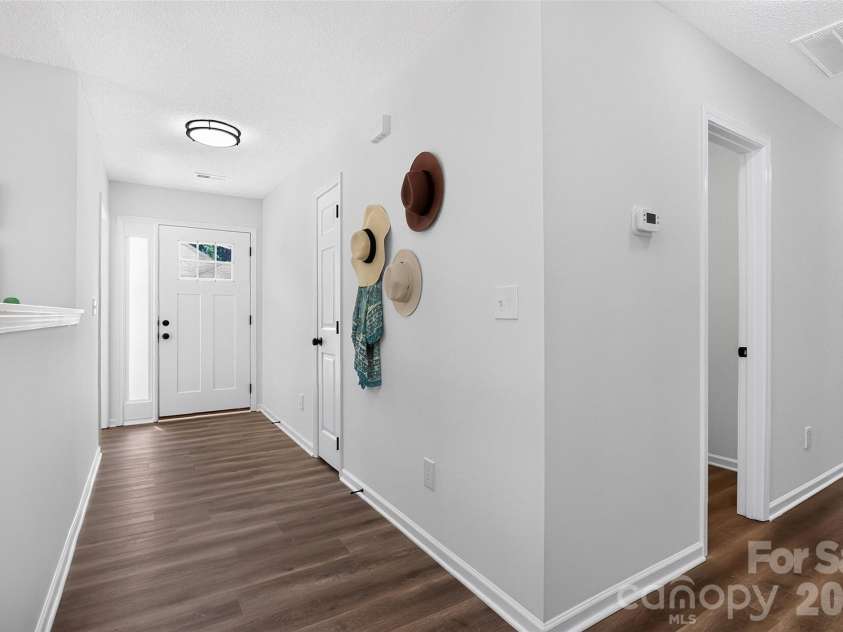 6111 Country Walk Drive, Charlotte, NC 28212.  MLS# CAR4420274, YatesRealty ID 48746. 