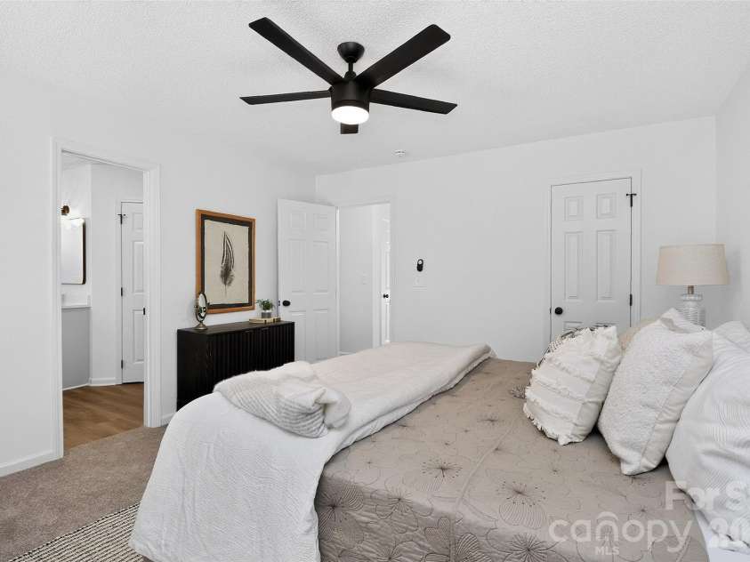 6111 Country Walk Drive, Charlotte, NC 28212.  MLS# CAR4420274, YatesRealty ID 48746. 