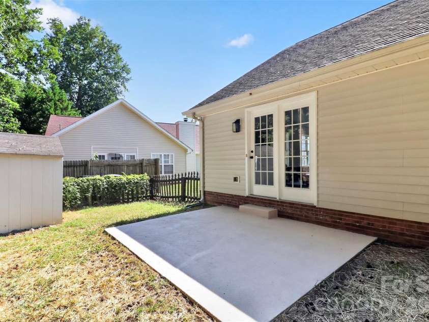 6111 Country Walk Drive, Charlotte, NC 28212.  MLS# CAR4420274, YatesRealty ID 48746. 