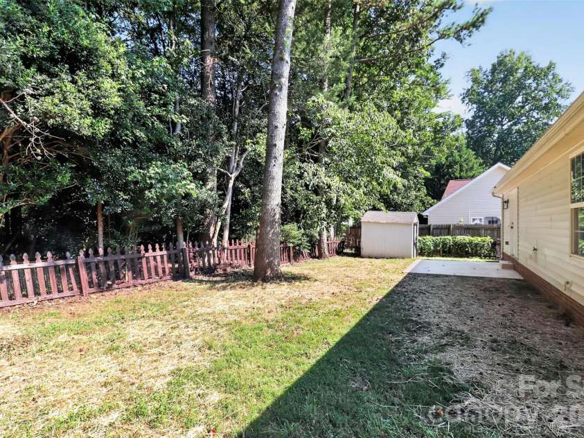 6111 Country Walk Drive, Charlotte, NC 28212.  MLS# CAR4420274, YatesRealty ID 48746. 