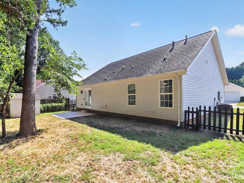 6111 Country Walk Drive, Charlotte, NC 28212.  MLS# CAR4420274, YatesRealty ID 48746. 