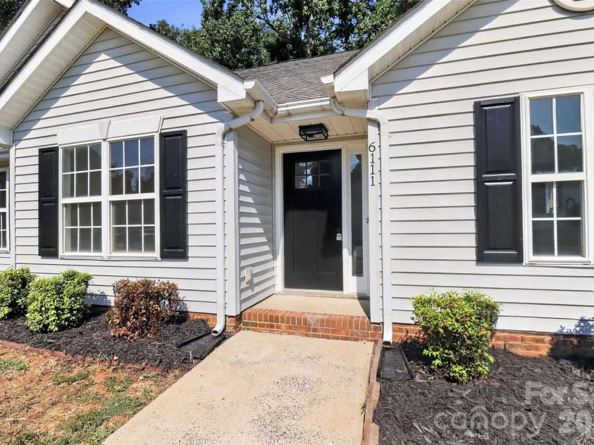 6111 Country Walk Drive, Charlotte, NC 28212.  MLS# CAR4420274, YatesRealty ID 48746. Come in!