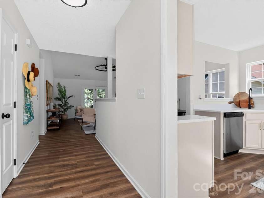 6111 Country Walk Drive, Charlotte, NC 28212.  MLS# CAR4420274, YatesRealty ID 48746. Entryway