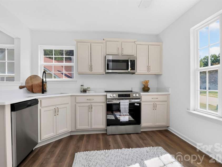 6111 Country Walk Drive, Charlotte, NC 28212.  MLS# CAR4420274, YatesRealty ID 48746. Kitchen