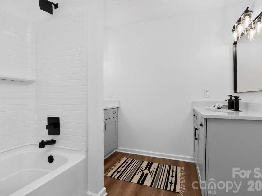 6111 Country Walk Drive, Charlotte, NC 28212.  MLS# CAR4420274, YatesRealty ID 48746. Primary Bath