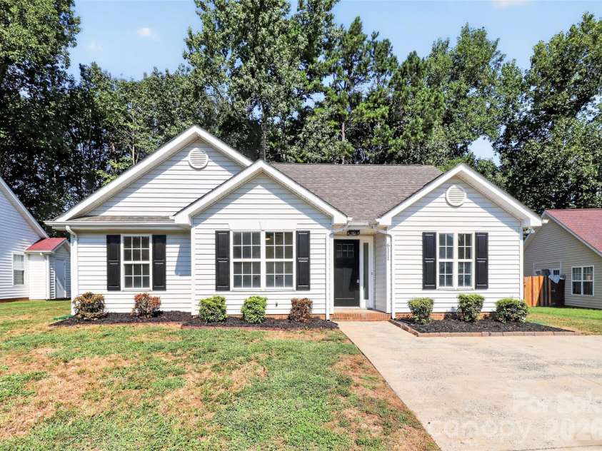 6111 Country Walk Drive, Charlotte, NC 28212.  MLS# CAR4420274, YatesRealty ID 48746. Welcome Home!