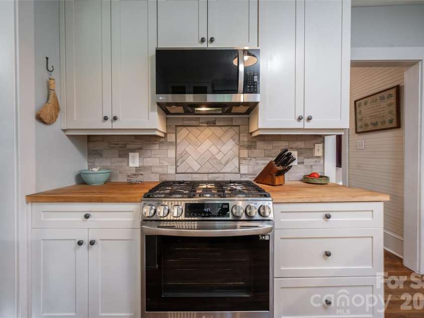 947 Hwy 226 Highway, Bakersville, NC 28705.  MLS# CAR4420320, YatesRealty ID 48749. 