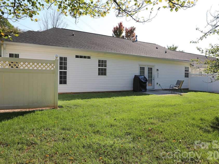 9112 Duckhorn Drive, Charlotte, NC 28277.  MLS# CAR4419654, YatesRealty ID 48751. 