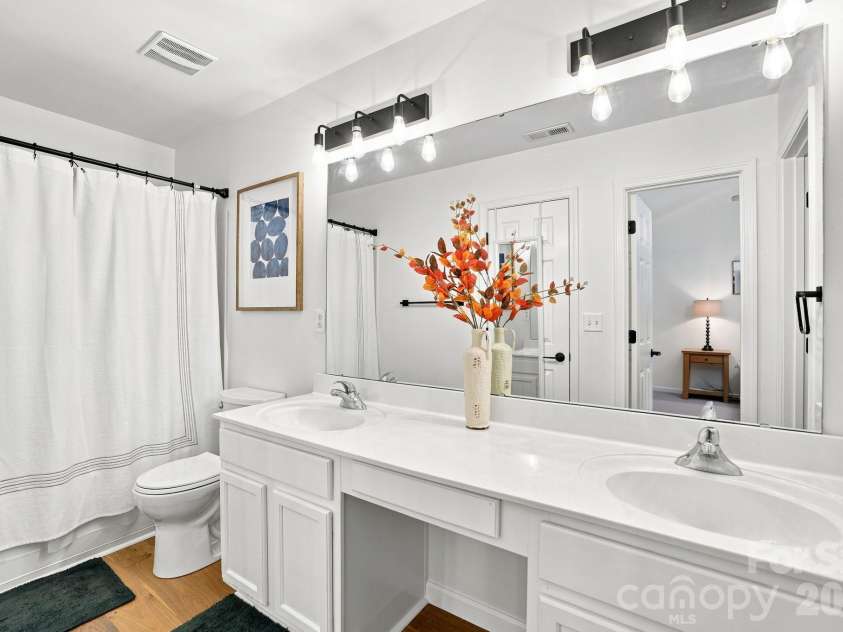 229 Primrose Walk, Fort Mill, SC 29715.  MLS# CAR4419579, YatesRealty ID 48753. Primary bathroom