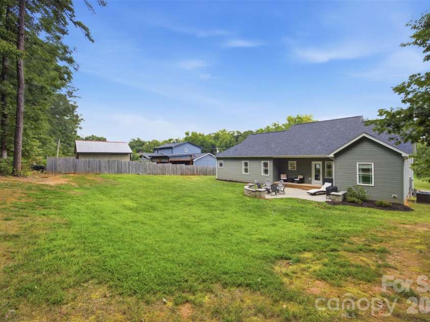 301 Pinehurst Drive, Kings Mountain, NC 28086.  MLS# CAR4419926, YatesRealty ID 48755. 