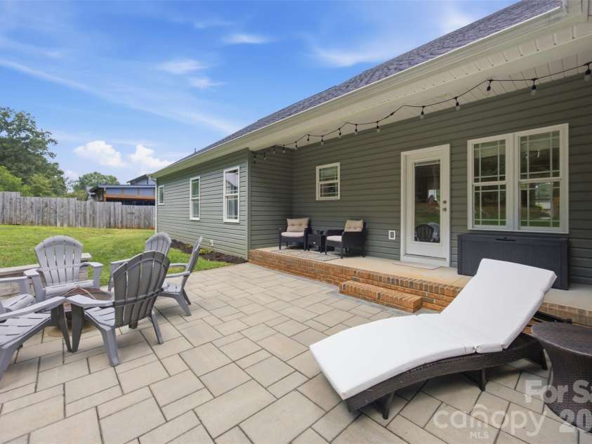 301 Pinehurst Drive, Kings Mountain, NC 28086.  MLS# CAR4419926, YatesRealty ID 48755. 