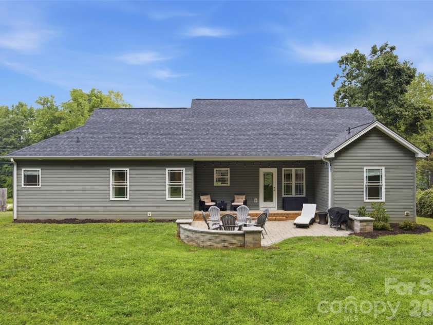 301 Pinehurst Drive, Kings Mountain, NC 28086.  MLS# CAR4419926, YatesRealty ID 48755. 