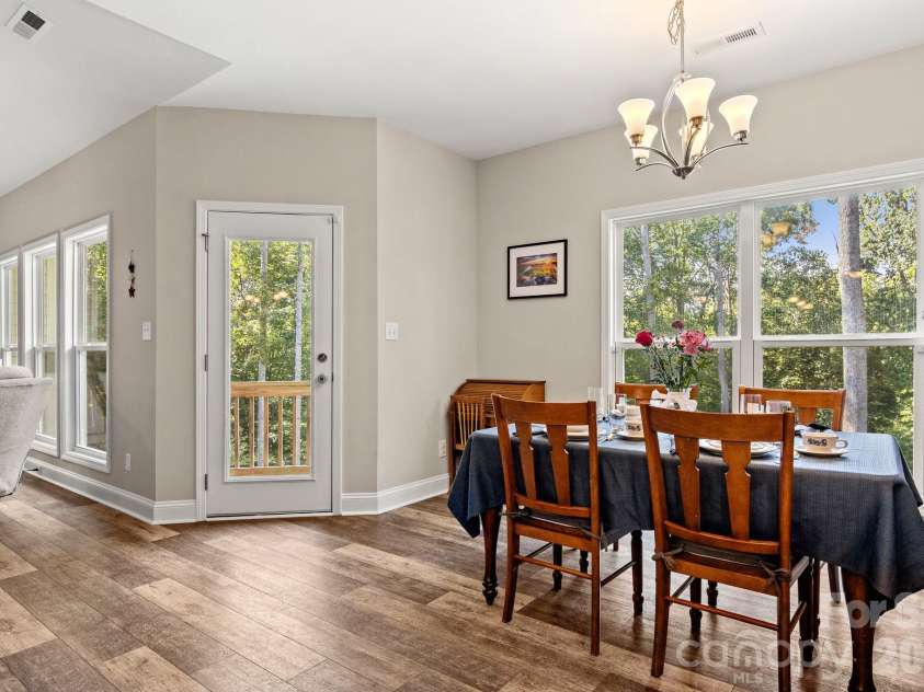 206 Harbor Watch Drive, Statesville, NC 28677.  MLS# CAR4419610, YatesRealty ID 48757. Breakfast Room
