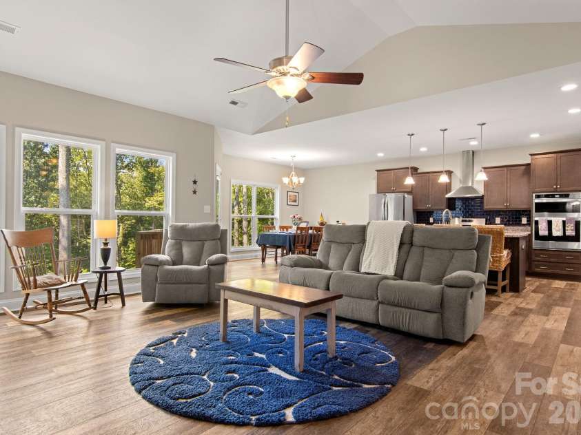 206 Harbor Watch Drive, Statesville, NC 28677.  MLS# CAR4419610, YatesRealty ID 48757. Daylight Windows