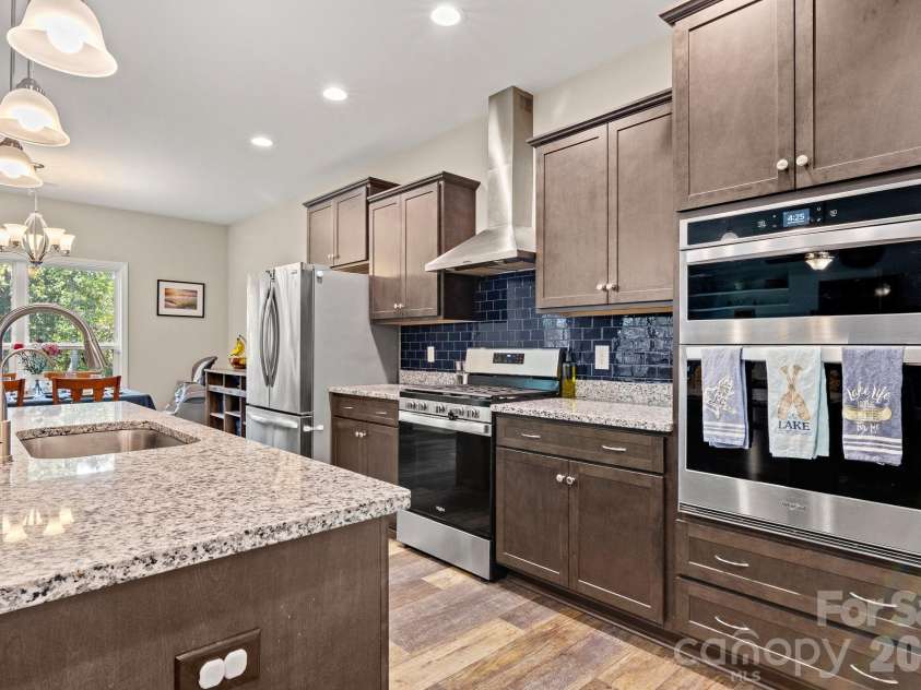 206 Harbor Watch Drive, Statesville, NC 28677.  MLS# CAR4419610, YatesRealty ID 48757. Double Oven Kitchen
