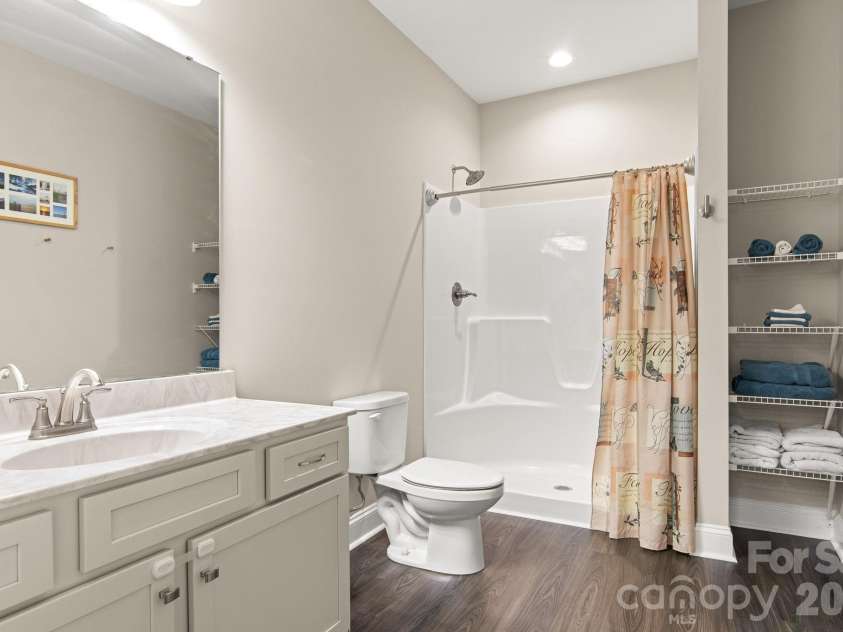 206 Harbor Watch Drive, Statesville, NC 28677.  MLS# CAR4419610, YatesRealty ID 48757. Full Guest Bath