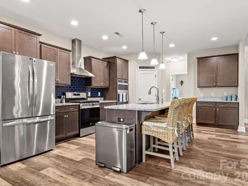 206 Harbor Watch Drive, Statesville, NC 28677.  MLS# CAR4419610, YatesRealty ID 48757. Island Kitchen