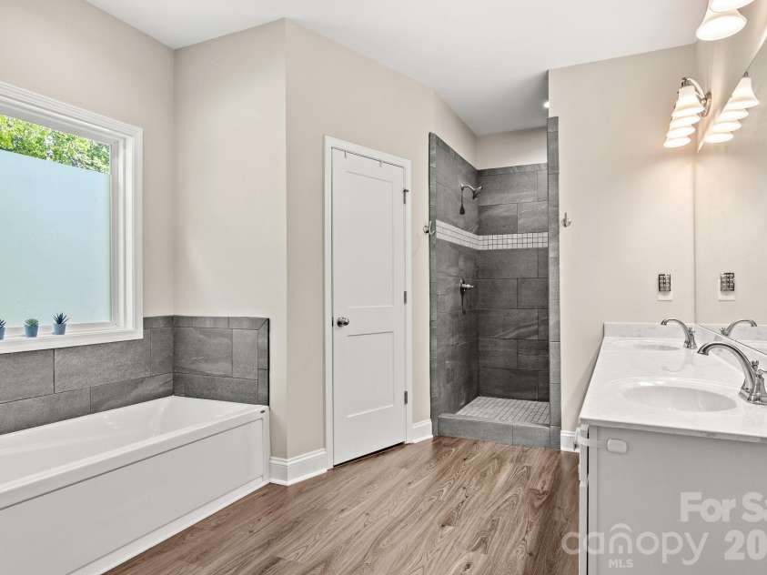 206 Harbor Watch Drive, Statesville, NC 28677.  MLS# CAR4419610, YatesRealty ID 48757. Primary Bath