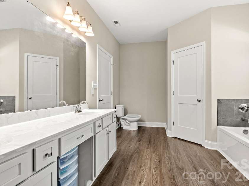 206 Harbor Watch Drive, Statesville, NC 28677.  MLS# CAR4419610, YatesRealty ID 48757. Primary Bath