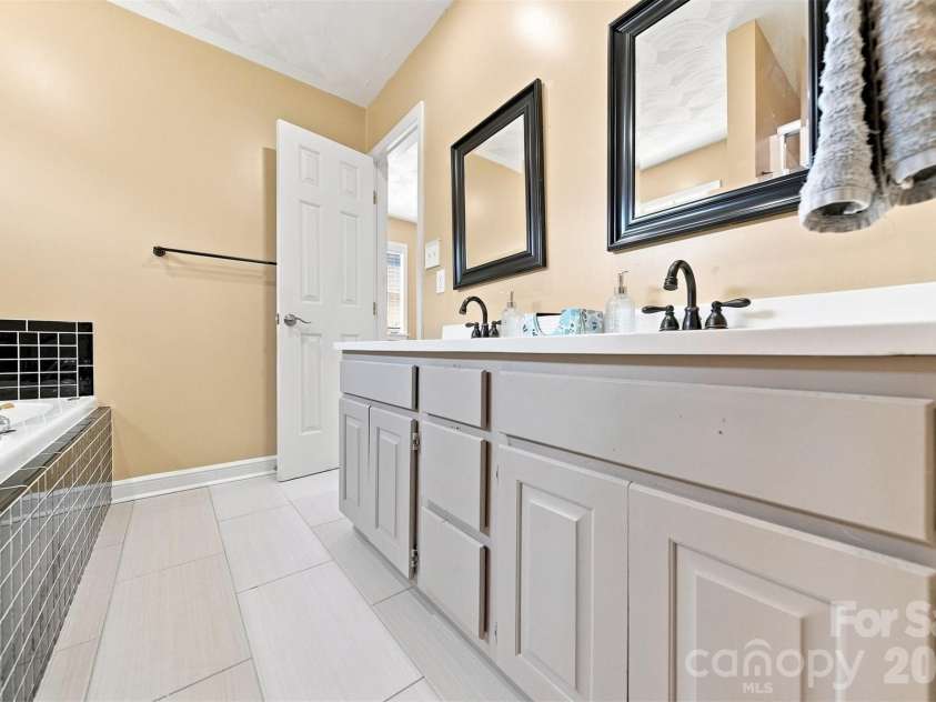 4948 Betty Drive, Hickory, NC 28601.  MLS# CAR4419644, YatesRealty ID 48758. Primary bath on main