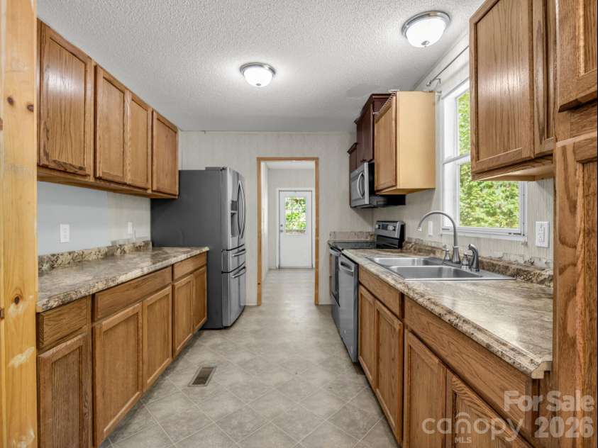 557 Sutton Mountain Ridge, Pisgah Forest, NC 28768.  MLS# CAR4419858, YatesRealty ID 48759. Kitchen w/Newer Appliances