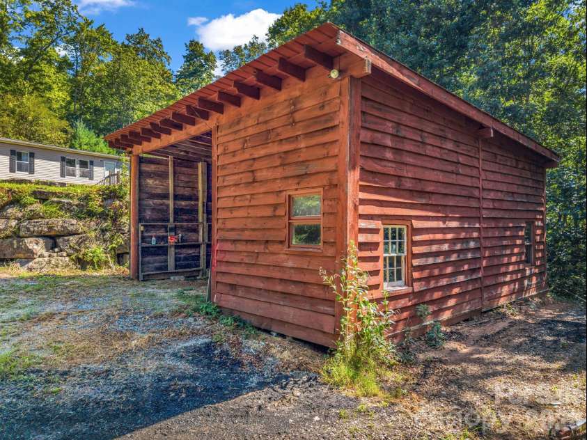 557 Sutton Mountain Ridge, Pisgah Forest, NC 28768.  MLS# CAR4419858, YatesRealty ID 48759. Large Barn/Workshop