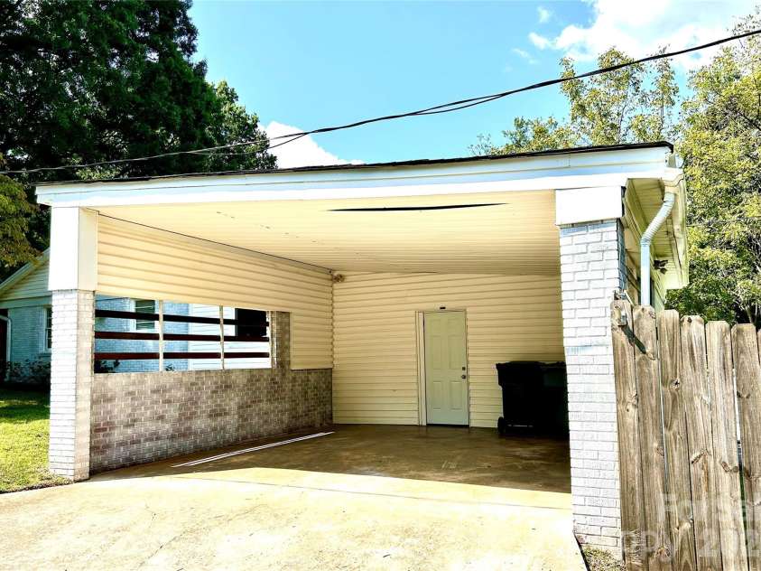 2255 Falmouth Road, Charlotte, NC 28205.  MLS# CAR4421108, YatesRealty ID 48764. 