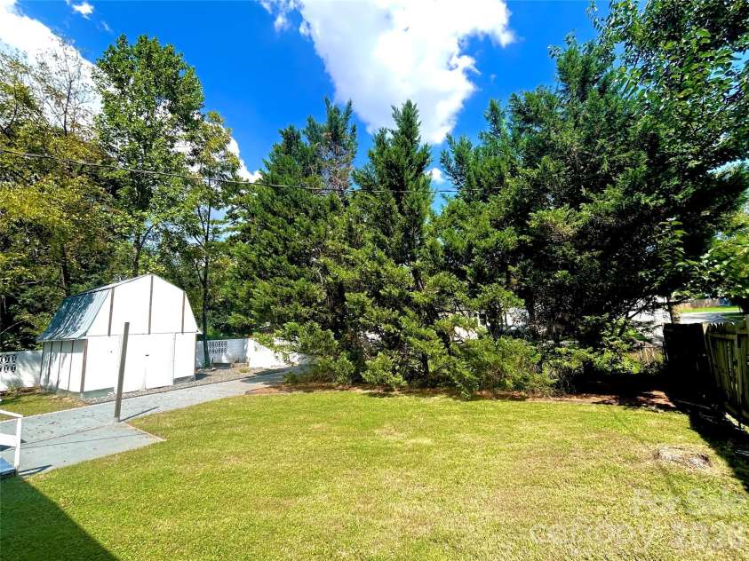 2255 Falmouth Road, Charlotte, NC 28205.  MLS# CAR4421108, YatesRealty ID 48764. 