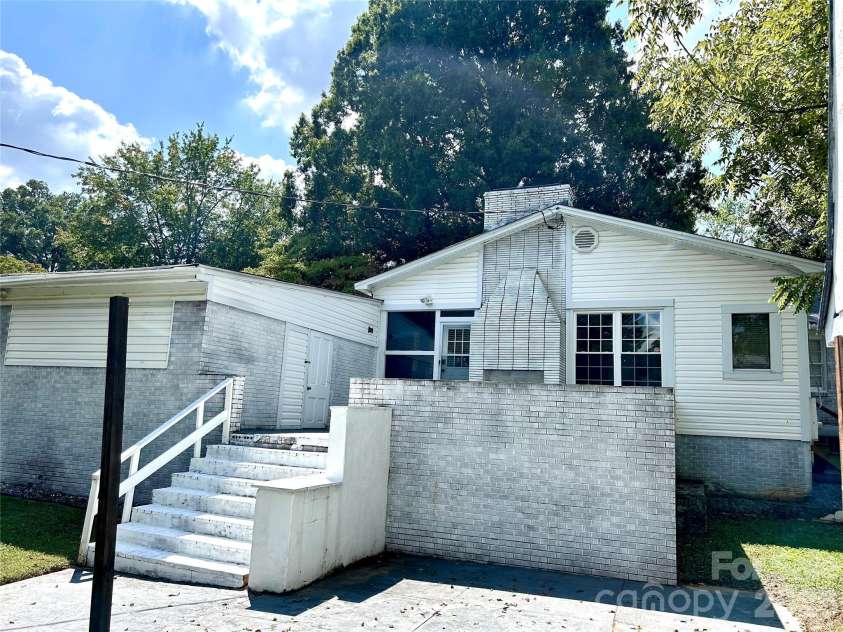 2255 Falmouth Road, Charlotte, NC 28205.  MLS# CAR4421108, YatesRealty ID 48764. 