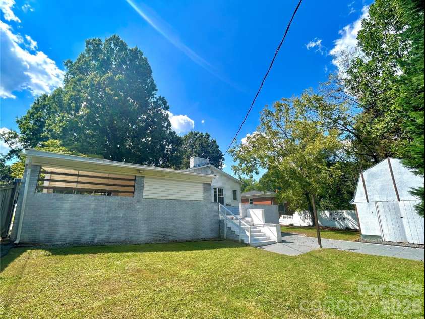 2255 Falmouth Road, Charlotte, NC 28205.  MLS# CAR4421108, YatesRealty ID 48764. 