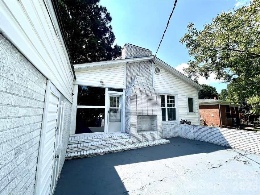2255 Falmouth Road, Charlotte, NC 28205.  MLS# CAR4421108, YatesRealty ID 48764. 