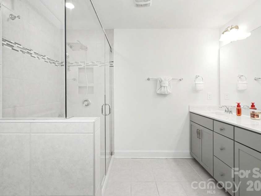 10307 Glenmere Creek Circle, Charlotte, NC 28262.  MLS# CAR4420962, YatesRealty ID 48765. Primary Bath