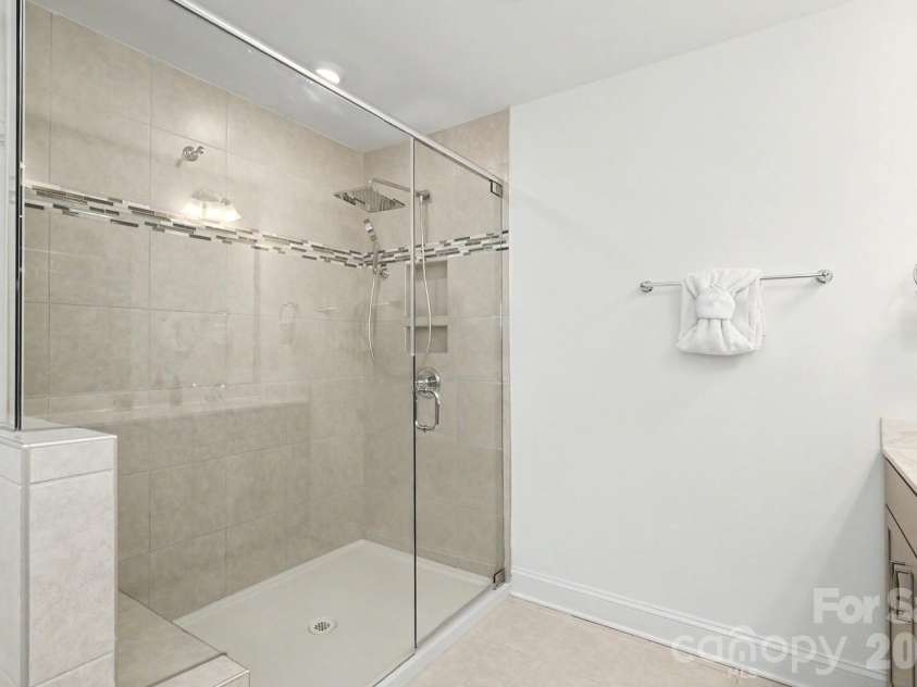 10307 Glenmere Creek Circle, Charlotte, NC 28262.  MLS# CAR4420962, YatesRealty ID 48765. Primary bathroom