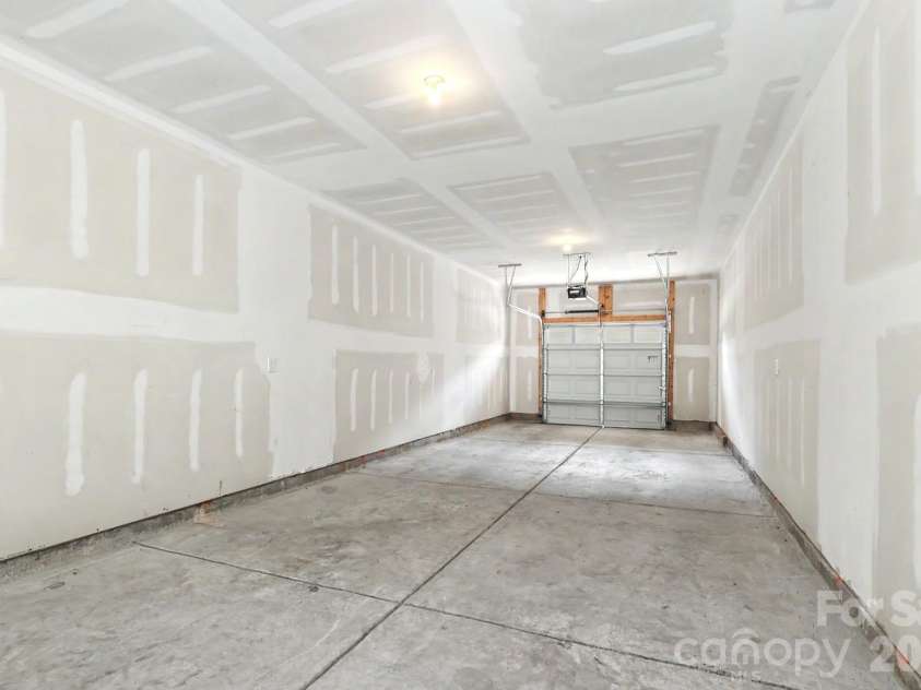 10307 Glenmere Creek Circle, Charlotte, NC 28262.  MLS# CAR4420962, YatesRealty ID 48765. Tandem garage