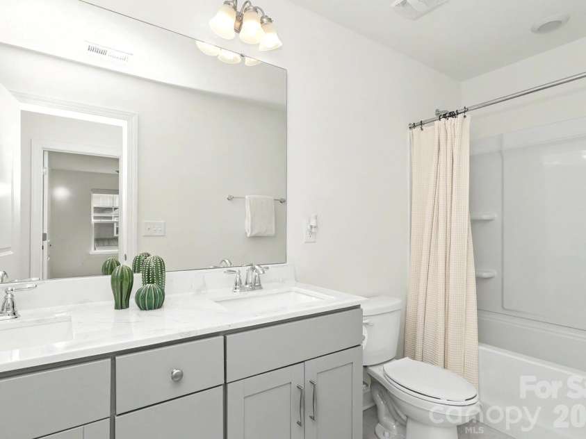 10307 Glenmere Creek Circle, Charlotte, NC 28262.  MLS# CAR4420962, YatesRealty ID 48765. Third floor full bath